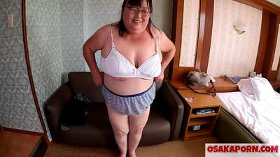 Umama waseJapan otyebileyo ubonisa amabele akhe amakhulu kwaye uyonwabela into yokudlala ngesondo. Umama waseAsia oneminyaka engama-51 uthetha ngamava akhe ngokwesondo. Yukiko 1 OSAKAPORN fatty milf