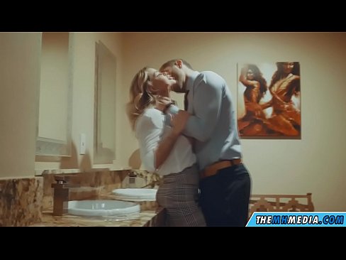❤️ Xa i-blonde ene-busty ikuhenda kwindlu yangasese yoluntu ❌  kuthi  ❌️